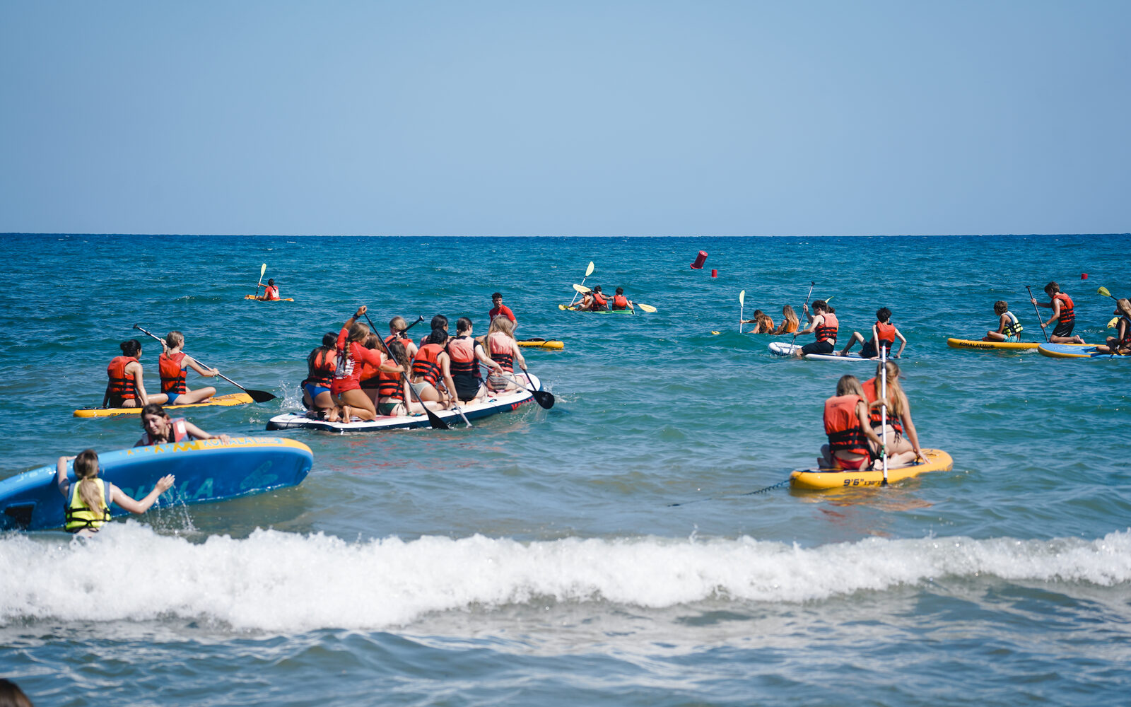 Estudiantes de ISC Spain en actividades acuáticas en Alicante