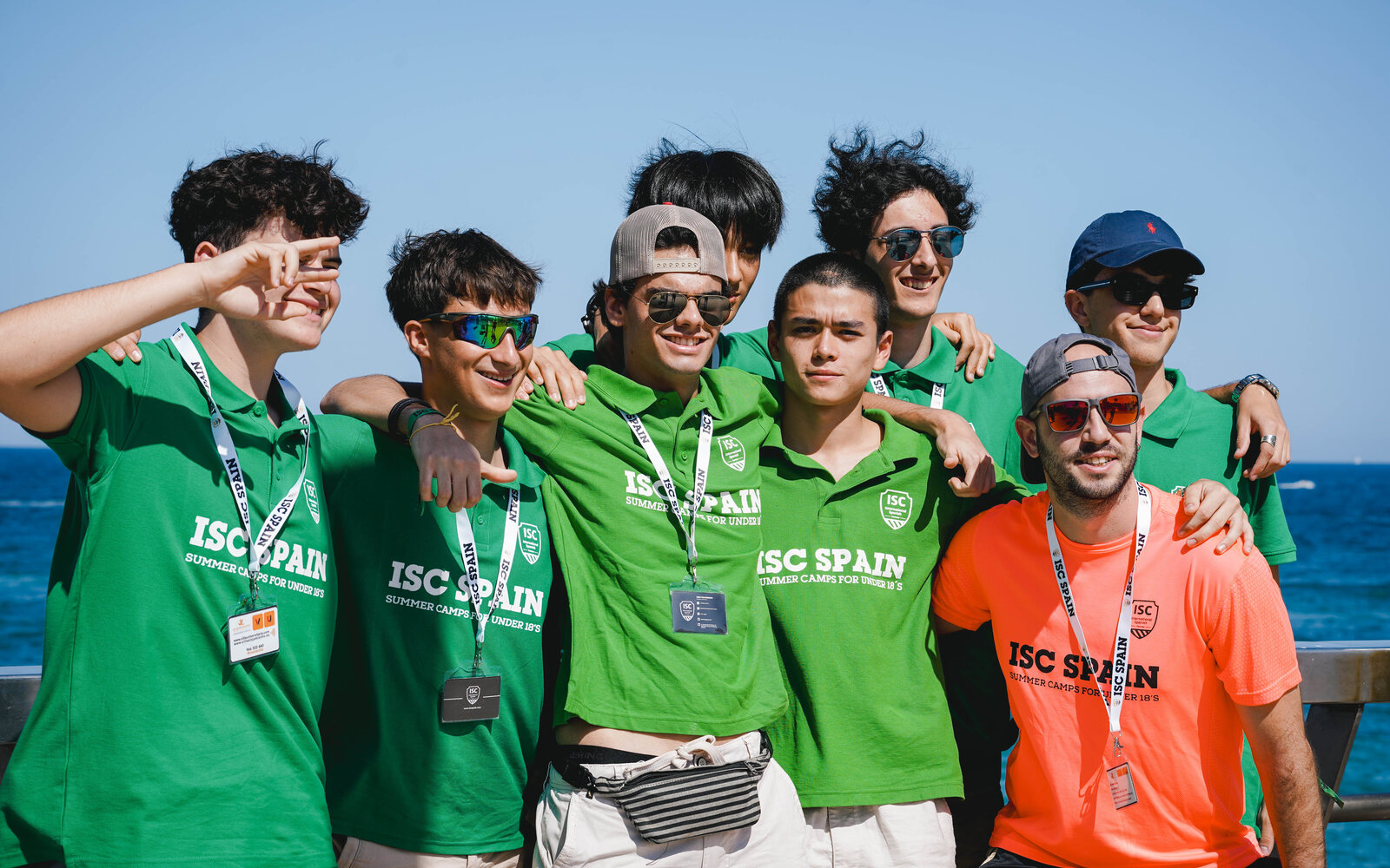 Estudiantes de ISC Spain junto al mar